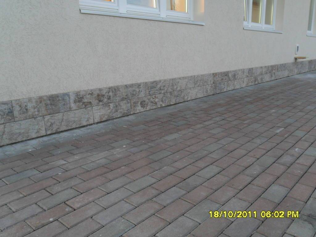 Отмостка возле дома 